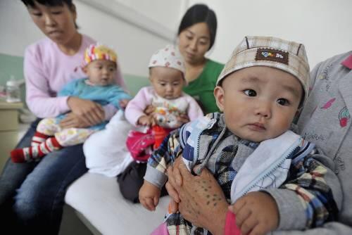 Leiden an Nierensteinen: Chinesische Babies warten auf ihre Behandlung in einem Krankenhaus in Lanzhou.