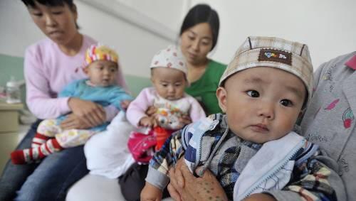 Leiden an Nierensteinen: Chinesische Babies warten auf ihre Behandlung in einem Krankenhaus in Lanzhou. Leiden an Nierensteinen: Chinesische Babies warten auf ihre Behandlung in einem Krankenhaus in Lanzhou.