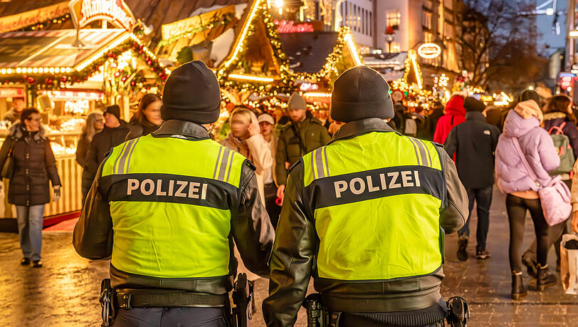 Eine Polizeistreife auf dem Münchner Christkindlmarkt.