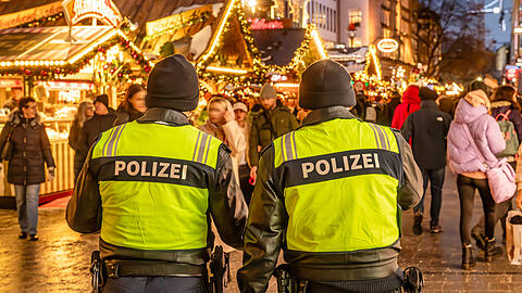 Eine Polizeistreife auf dem Münchner Christkindlmarkt.