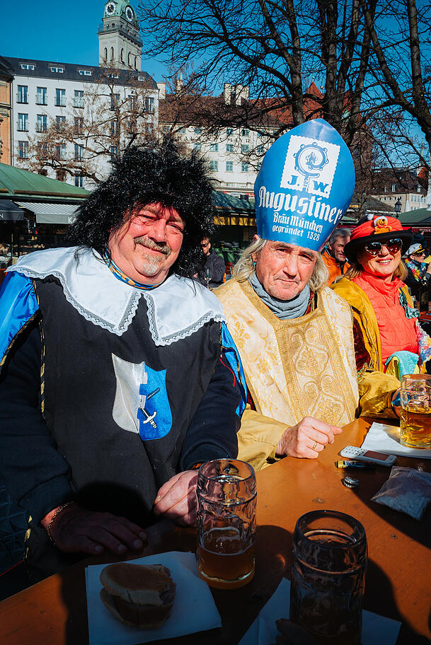 Der Augustiner-Bischof Rainer Maria (r.) möchte es am Dienstag krachen lassen.