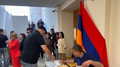 Bei der Parlamentswahl in Armenien geht es um den au&szlig;enpolitischen Kurs des Landes, das zwischen Russland und dem Westen laviert.