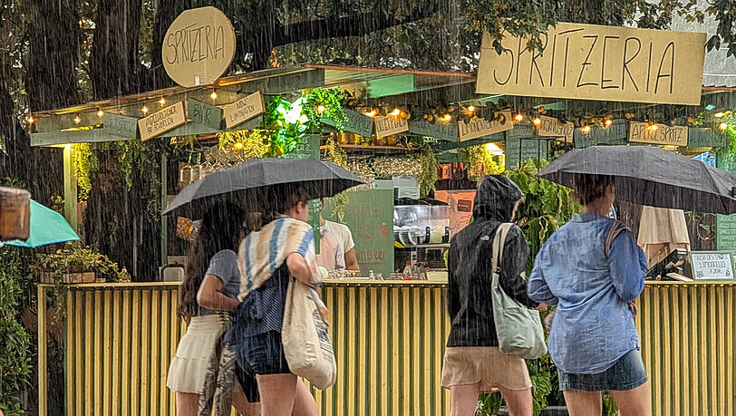 Zuerst Extremhitze dann Unwetter: Das Tollwood-Sommerfestival hatte heuer keinen leichten Start. Zuerst Extremhitze dann Unwetter: Das Tollwood-Sommerfestival hatte heuer keinen leichten Start.