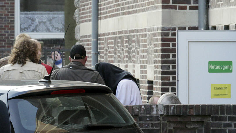 Nach vier Tagen Trauer und Ungewissheit scheint der Emder Mädchenmord aufgeklärt: Das Amtsgericht in der ostfriesischen Stadt erließ am Mittwochabend Haftbefehl gegen einen 17-Jährigen aus Emden - sehen Sie hier die Bilder...