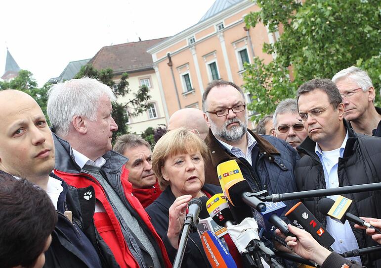 Angela Merkel (CDU) und Horst Seehofer (CSU) besuchen das überflutete Passau. Den Hochwasser-Opfern wurde schnelle Hilfe zugesichert.