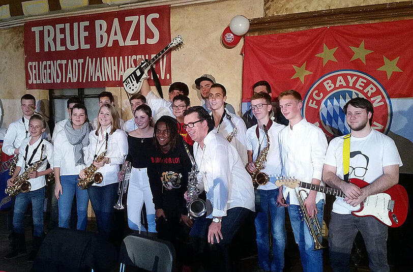 Die weiteste Reise hatte dabei Neuzugang Renato Sanches zu bewältigen, der bei seinem ersten Weihnachtsbesuch in Hessen beim Fanclub Treue Bazis Seligenstadt/Mainhausen zu Gast war.