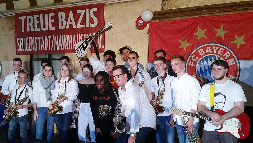Die weiteste Reise hatte dabei Neuzugang Renato Sanches zu bewältigen, der bei seinem ersten Weihnachtsbesuch in Hessen beim Fanclub Treue Bazis Seligenstadt/Mainhausen zu Gast war. Die weiteste Reise hatte dabei Neuzugang Renato Sanches zu bewältigen, der bei seinem ersten Weihnachtsbesuch in Hessen beim Fanclub Treue Bazis Seligenstadt/Mainhausen zu Gast war.