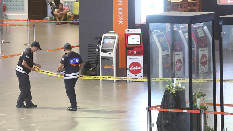 Die Polizei verdächtigt zwei Frauen, bei dem Überfall auf dem Flughafen in Kuala Lumpur den chemischen Kampfstoff auf das Gesicht ihres Opfers gesprüht oder gerieben zu haben.