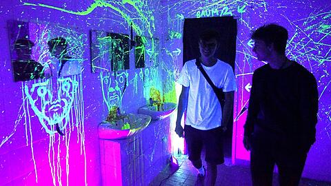 In diesem Bad im Haus an der Pappenheimstraße 14 strahlen dank Schwarzlicht Gesichter und Farbkleckse.