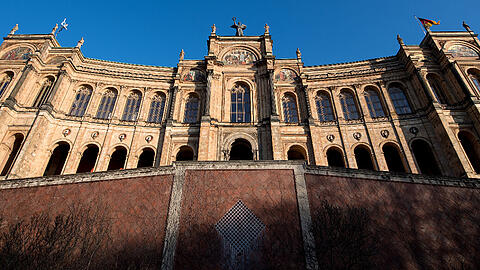 So lange der Himmel schön blau ist, besteht keine Gefahr, dass es im Landtag hineinregnet.