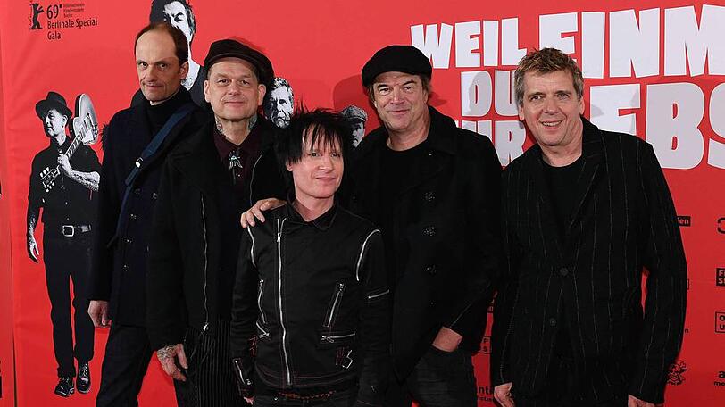 Tolle Trikots statt Tote Hosen? Warum nicht beides, dachten sich Campino und Co.