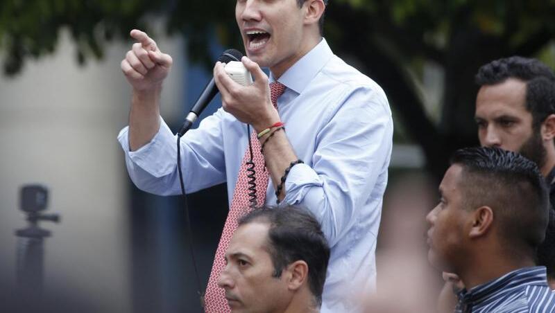 "Wir organisieren uns, um diese Tragödie hinter uns zu lassen und die illegale Machtübernahme zu beenden", sagt Guaidó. "Wir organisieren uns, um diese Tragödie hinter uns zu lassen und die illegale Machtübernahme zu beenden", sagt Guaidó.