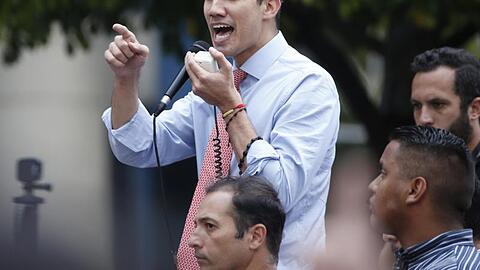 "Wir organisieren uns, um diese Tragödie hinter uns zu lassen und die illegale Machtübernahme zu beenden", sagt Guaidó.