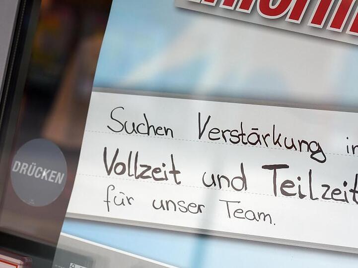 Eine Stellenanzeige hängt in einer Glastür. Foto: Angelika Warmuth/Archiv