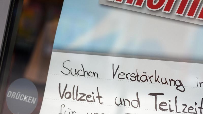 Eine Stellenanzeige hängt in einer Glastür. Foto: Angelika Warmuth/Archiv