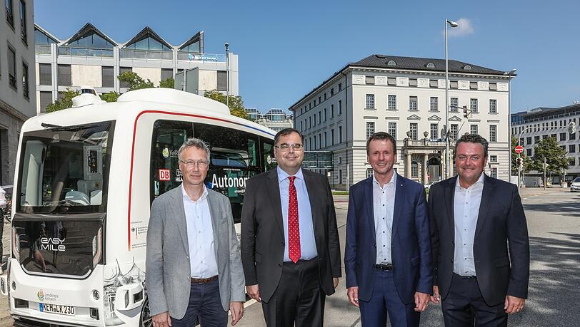 Nach der Probefahrt: Mobilitätsreferent Georg Dunkel, MVG-Chef Ingo Wortmann, Klaus-Dieter Josel und Stefan Kühn von der DB (v.l.). Nach der Probefahrt: Mobilitätsreferent Georg Dunkel, MVG-Chef Ingo Wortmann, Klaus-Dieter Josel und Stefan Kühn von der DB (v.l.).