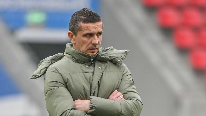 Trainer Mersad Selimbegovic von Regensburg steht vor dem Spiel im Stadion. Trainer Mersad Selimbegovic von Regensburg steht vor dem Spiel im Stadion.
