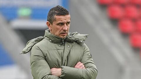 Trainer Mersad Selimbegovic von Regensburg steht vor dem Spiel im Stadion.