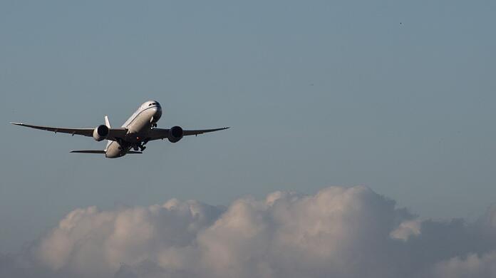 Eine Passagiermaschine startet von einem Flughafen.