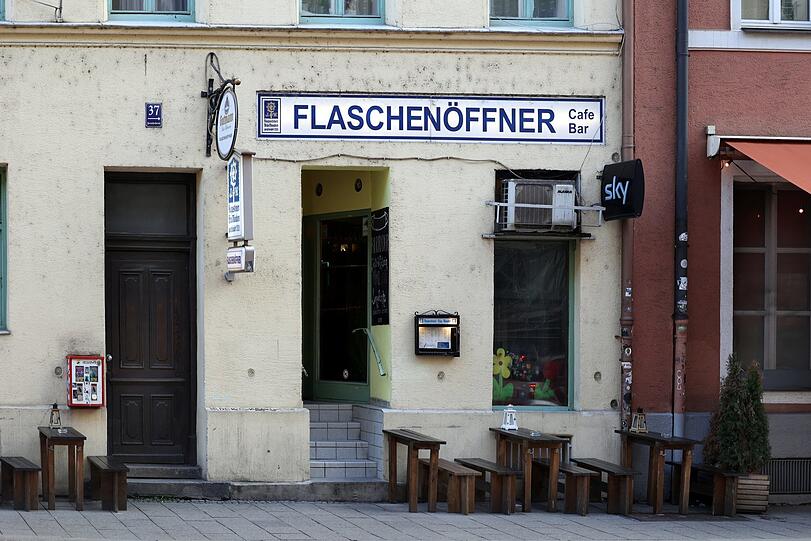 Echte Kneipe: der Flaschenöffner – sogar noch mit Kaugummiautomat.