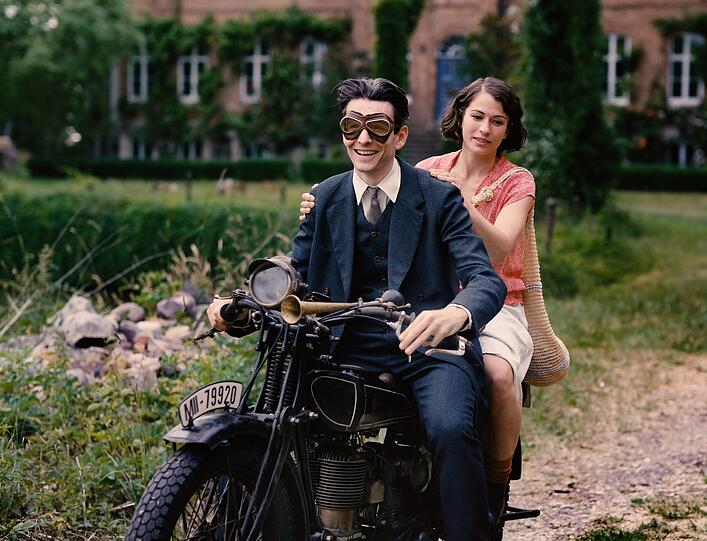 Sabin Tambrea als Franz Kafka und Henriette Confurius als Dora Diamant in "Die Herrlichkeit des Lebens".