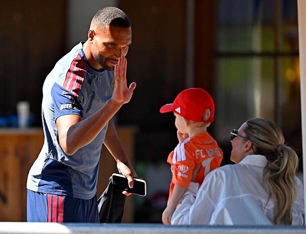 Ein Bayern-Profi Jonthan Tah begr&uuml;&szlig;t am Trainingsplatz in Rottach-Egern Neuers Sohn Luca und dessen Mutter Annika &ndash; Familienn&auml;he begleitet den Torwart-Star in seine wohl letzte Saison beim FC Bayern.