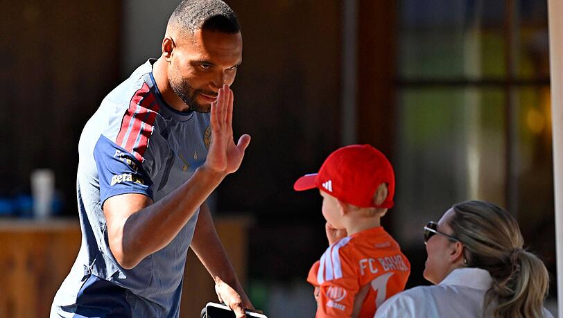 Bayern-Profi Jonathan Tah begr&uuml;&szlig;t am Trainingsplatz in Rottach-Egern Neuers Sohn Luca und dessen Mutter Annika.