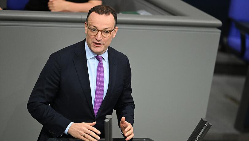 Auch nach seinem Rücktritt von der Spitze der Fraktion bleibt Spahn Abgeordneter im Bundestag - auch als neues Mitglied im Haushaltsausschuss. Auch nach seinem Rücktritt von der Spitze der Fraktion bleibt Spahn Abgeordneter im Bundestag - auch als neues Mitglied im Haushaltsausschuss.