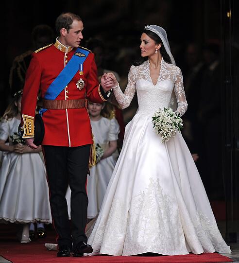 Nach der Trauung posieren Kate und William für die Fotografen.