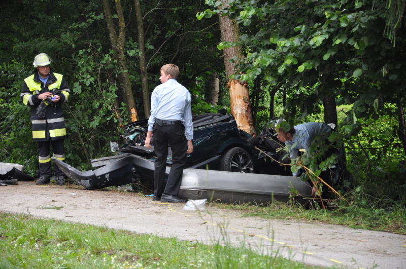 Der Wagen zerschellte an einem Baum - der Fahrer starb an der Unfallstelle.