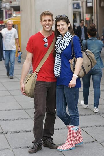 Steffi Müller (25) mit ihrem Partner Matthias Schmidt (25), beide Studenten: &bdquo;Mein Freund putzt alleine. Wir wohnen nicht zusammen, aber er ist ein guter Hausmann. Wenn er kocht, ist danach alles sauber. Ich bin voll zufrieden.&ldquo;