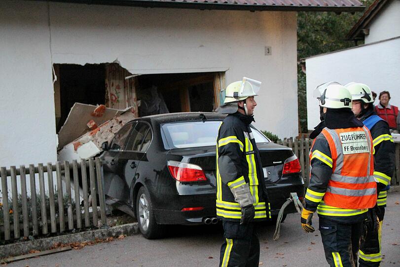 Am Sonntag krachte ein BMW in das Schlafzimmer eines Wohnhauses in Brennberg (Landkreis Regensburg). Die Bilder von der Unfallstelle.