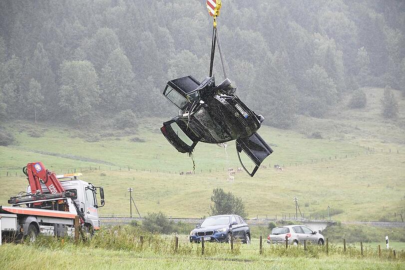 Bei Bayerischzell am Schliersee landet ein Passat kopfüber in einem stark überfluteten Bach. Der Fahrer kann in letzter Sekunde gerettet werden. Die Bilder des Unfalls.