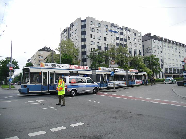 Trambahn-Unfall am Hauptbahnhof: Ein etwa 50-jähriger Mann ist vor den Zug gerannt und dabei schwer verletzt worden. Die Bilder