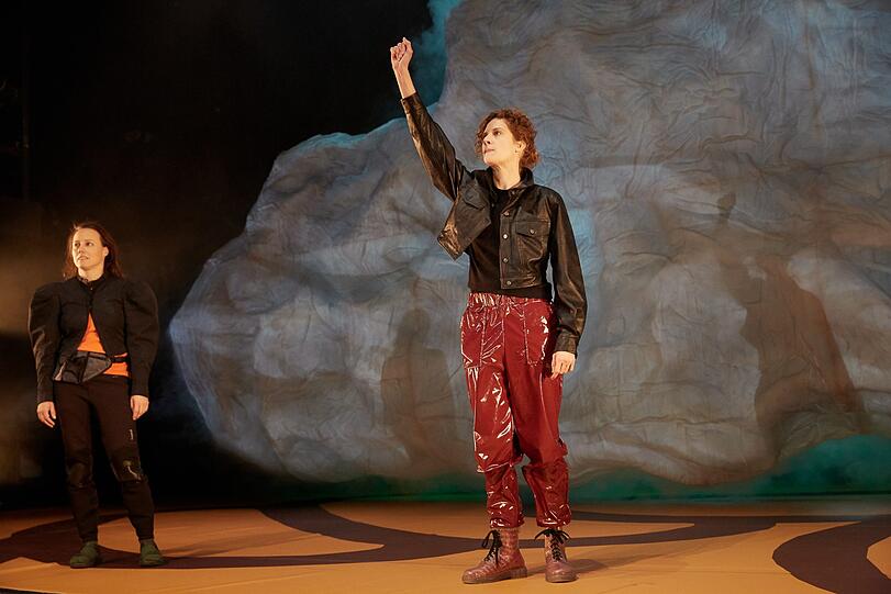 Julia Riedler (Mitte) in den "Räuberinnen".