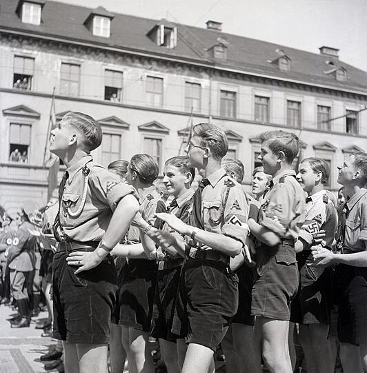 Hitlerjugend versammelt sich am Odeonsplatz