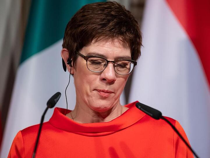 Verteidigungsministerin und scheidende CDU-Vorsitzende Annegret Kramp-Karrenbauer hat sich in ihrer Rede am Nachmittag auf der Münchener Sicherheitskonferenz für einen verstärkten Einsatz der Bundeswehr in Afrika ausgesprochen. Hinsichtlich ihrer noch ungeklärten Nachfolge beschwichtigte sie.