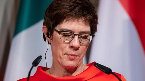 Verteidigungsministerin und scheidende CDU-Vorsitzende Annegret Kramp-Karrenbauer hat sich in ihrer Rede am Nachmittag auf der Münchener Sicherheitskonferenz für einen verstärkten Einsatz der Bundeswehr in Afrika ausgesprochen. Hinsichtlich ihrer noch ungeklärten Nachfolge beschwichtigte sie.