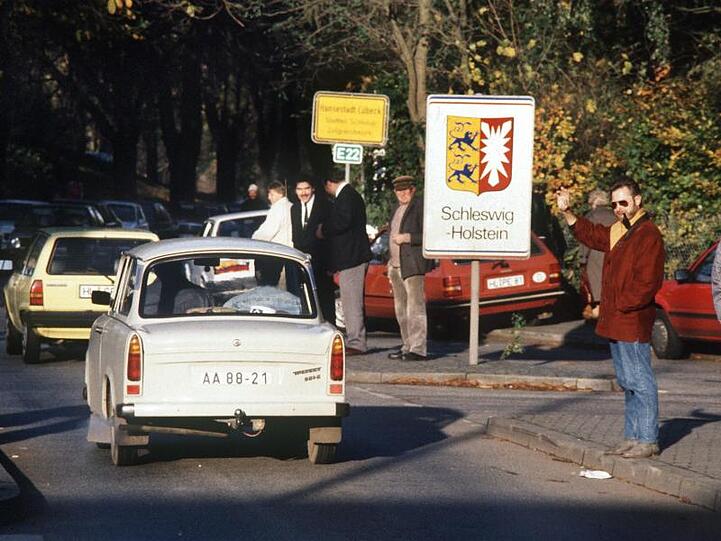 Lübecker begrüßen am 11. November 1989 Besucher aus der DDR.