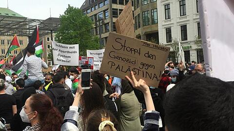 In Bremen demonstrieren Menschen gegen den israelischen Militäreinsatz.