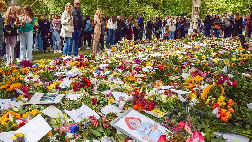 Unzählige Blumen, Bilder und Zeichnungen wurden zu Ehren der Queen niedergelegt.
