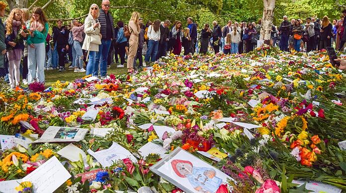 Unzählige Blumen, Bilder und Zeichnungen wurden zu Ehren der Queen niedergelegt.