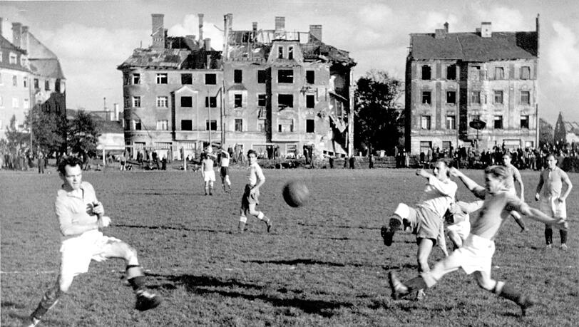 Fußballl vor Ruinen: Die Bayern spielen im Herbst 1945 im Grünwalder. Fußballl vor Ruinen: Die Bayern spielen im Herbst 1945 im Grünwalder.