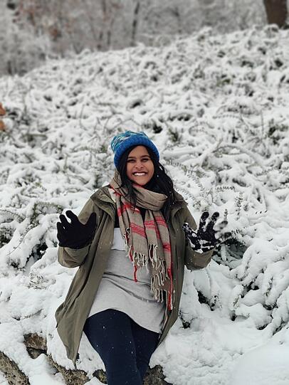 Mrinale Shinde liebt Schnee und alles was mit Weihnachten zu tun hat. Mit ihren Freunden macht sie eine "Christmas-Party". Mrinale Shinde liebt Schnee und alles was mit Weihnachten zu tun hat. Mit ihren Freunden macht sie eine "Christmas-Party".