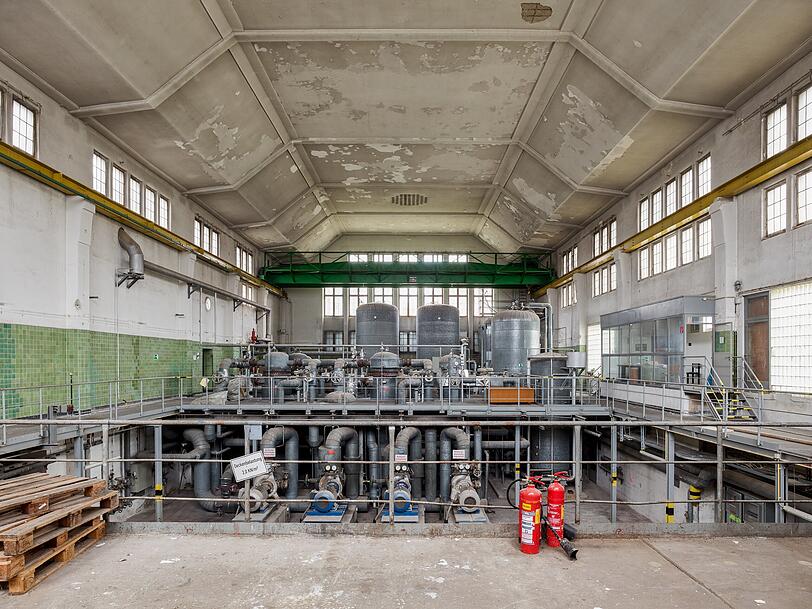 Das alte Kesselhaus vor der Revitalisierung: Die Rohre und Dampfkessel des Heizkraftwerkes wurden ganz ausgeräumt. Das alte Kesselhaus vor der Revitalisierung: Die Rohre und Dampfkessel des Heizkraftwerkes wurden ganz ausgeräumt.