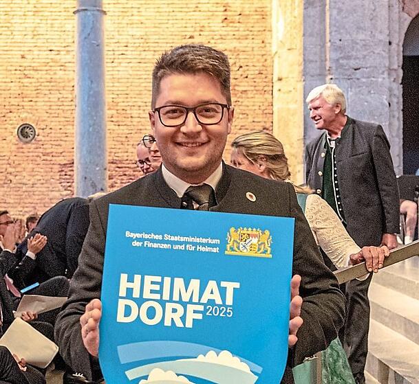 Johannes Thusbaß bei der Preisverleihung zum „Heimatdorf 2025“ in München. Der 1989 Geborene ist seit 2020 Bürgermeister der Gemeinde Prutting. Johannes Thusbaß bei der Preisverleihung zum „Heimatdorf 2025“ in München. Der 1989 Geborene ist seit 2020 Bürgermeister der Gemeinde Prutting.