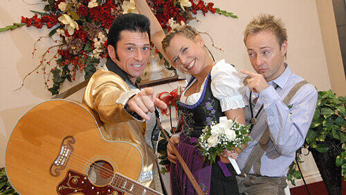 So heiraten Franken in Las Vegas: Elvis singt – und Braut Jenny Jung mit Neu-Ehemann Markus freuen sich in bayerischer Tracht. So heiraten Franken in Las Vegas: Elvis singt – und Braut Jenny Jung mit Neu-Ehemann Markus freuen sich in bayerischer Tracht.