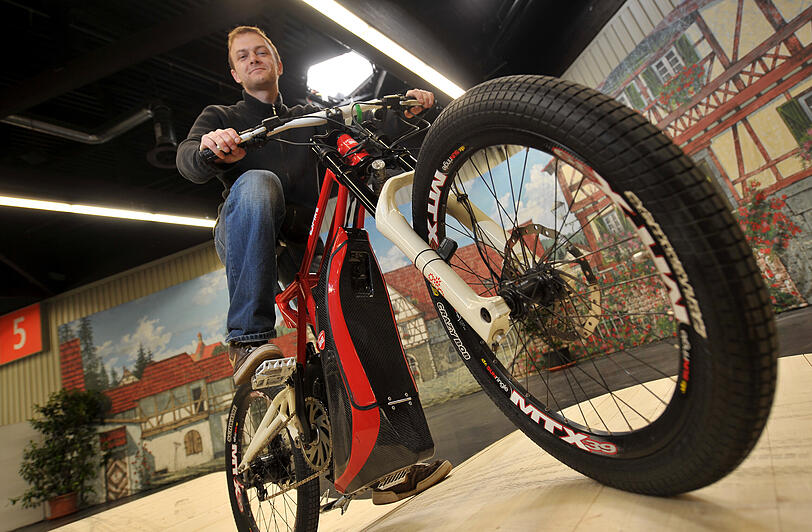 Ein Pedelec ist ein Fahrrad, das mit einem Motor den Fahrer unterstützt. Das schnittige Modell, das zwischen 6000 und 7000 Euro kostet, wiegt stolze 37 Kilo. Doch mit Motorunterstützung wird das Pedelec bis zu 50 Stundenkilometer schnell. Der Allgemeine Fahrrad Club Deutschland hat für die Besucher einen Testparcours aufgebaut.