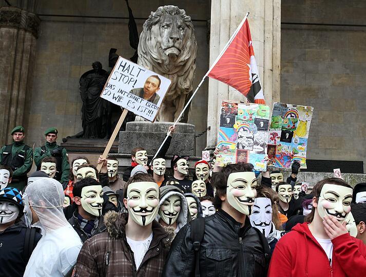 Affige Kostüme, witzige Plakate und viele Masken: Die Bilder von der Anti-ACTA-Demo in München