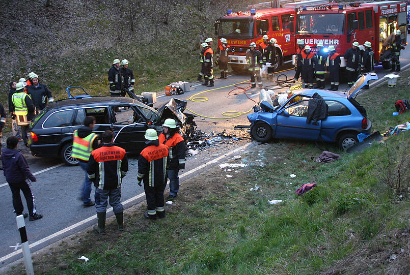Warum es zu dem Frontalzusammenstoß in Aicha vorm Wald kam, ist bisher nicht bekannt. Ein junges Paar starb bei dem schweren Unfall, zwei Personen wurden schwer verletzt, darunter die dreijährige kleine Schwester der 15-jährigen Toten.